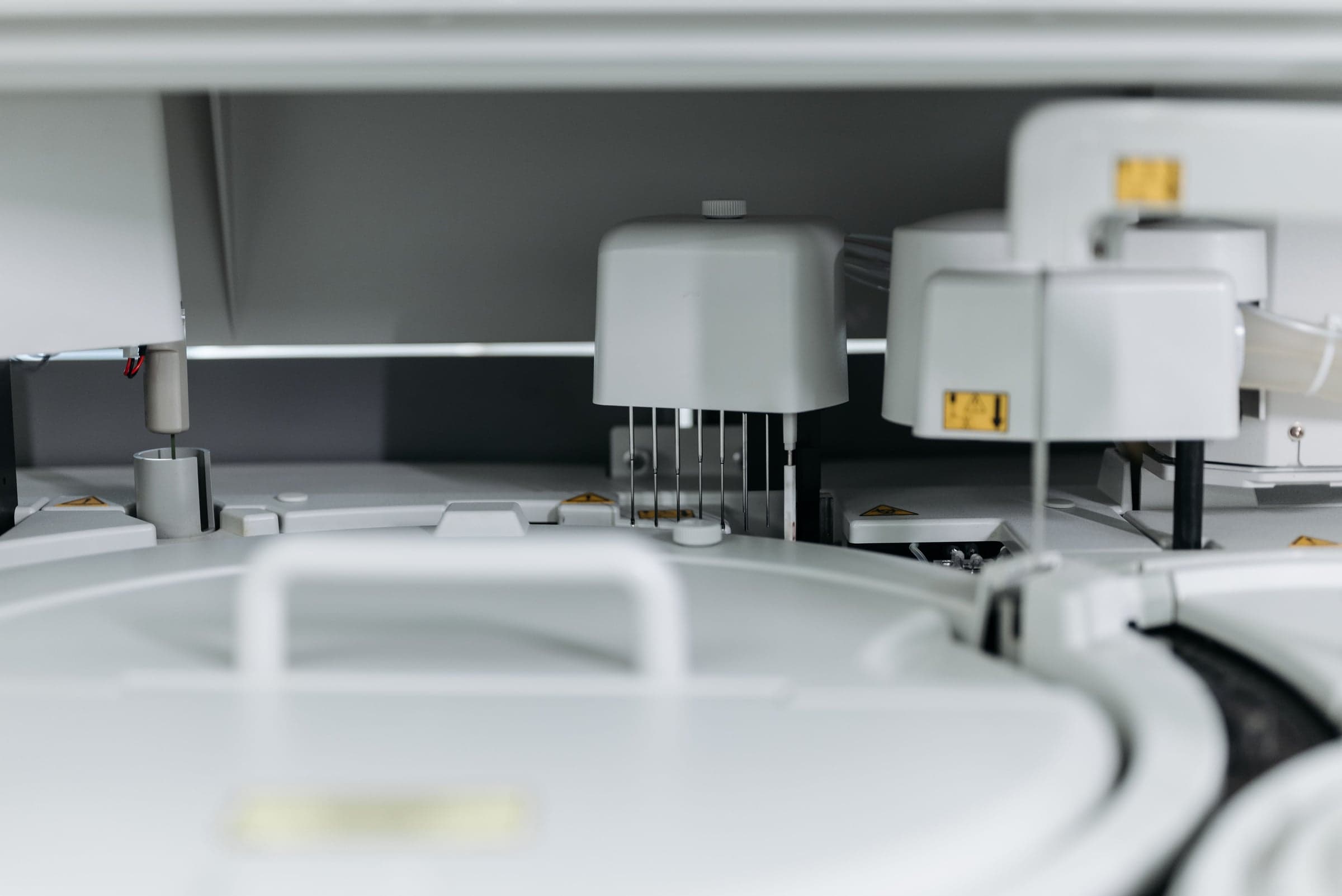 Sampling head of an automated laboratory analyser above reagent cassettes